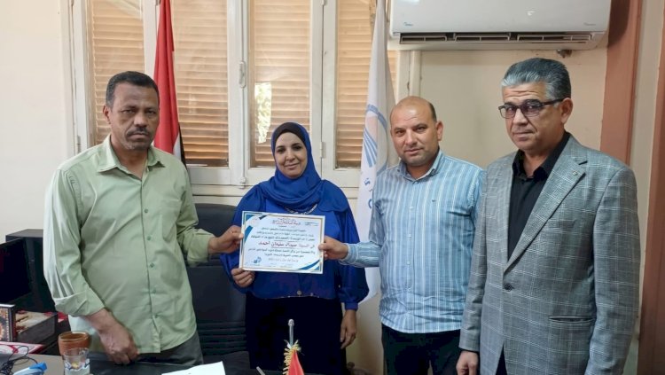 مدير تعليم أبوتشت يكرم صباح سليمان بعد تميزها في مسابقة الرواد العموم