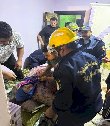 الاجهزة الامنية تنقل مريضة للمستشفي بالاسكندرية