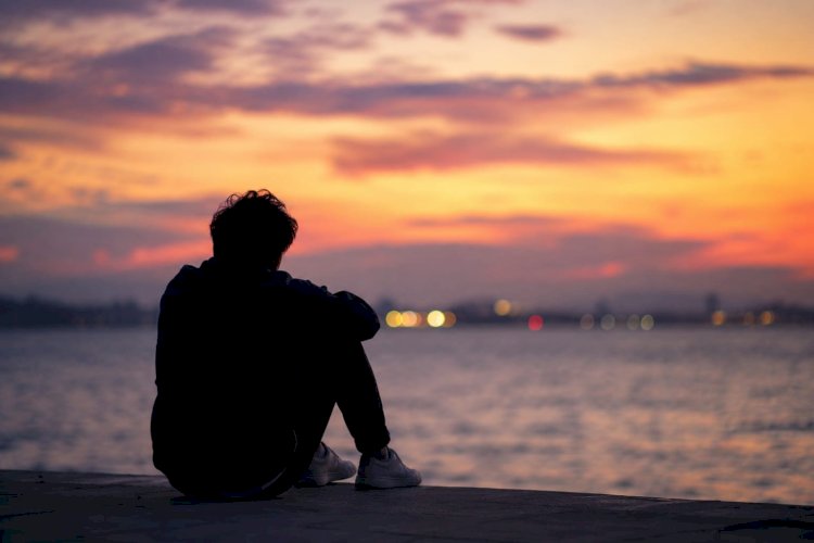 أسماء إسماعيل تكتب: كيف صنعت السوشيال ميديا جيلًا خائفًا من التأخر؟