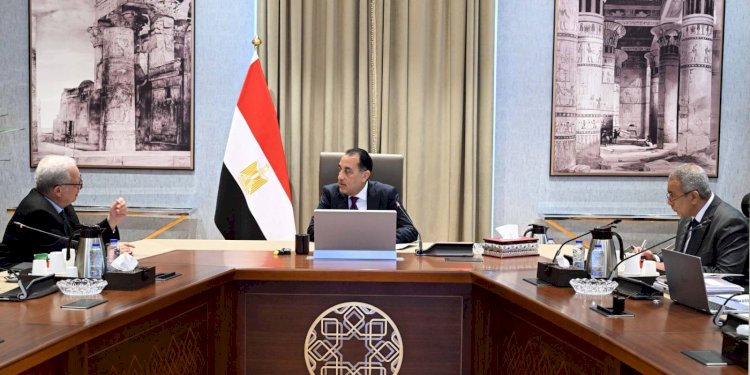 رئيس الوزراء يتابع مع نائبه للشئون الاقتصادية موقف خطة إعادة هيكلة الهيئات الاقتصادية