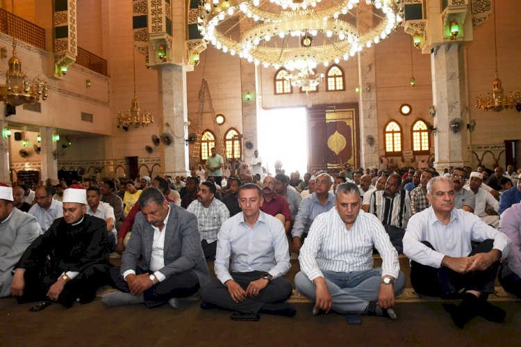 رئيس جامعة أسوان يشهد صلاة الجمعة بالمسجد الجامع