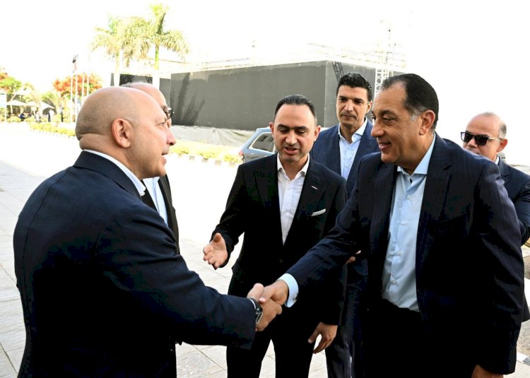 رئيس الوزراء يفتتح ويتفقد عدداً من المشروعات الصناعية بالسادس من أكتوبر