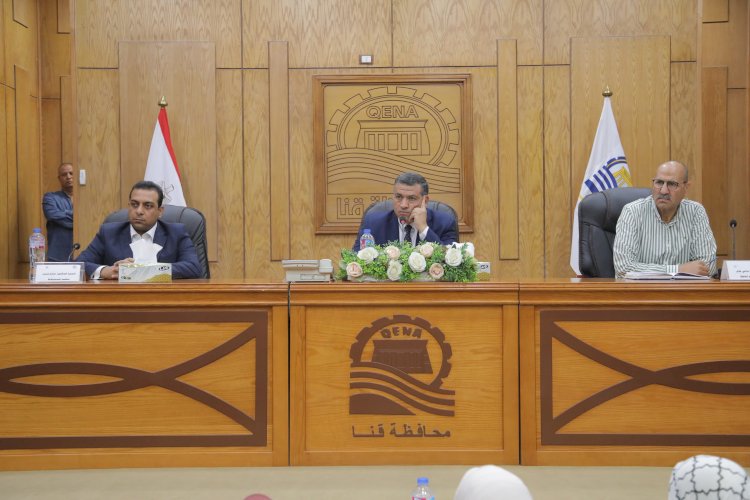 محافظ قنا يناقش 301 شكوى وطلب للمواطنين ويوجه بحلول عاجلة
