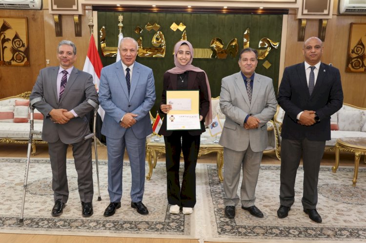 رئيس جامعة قنا يكرم طالبتين بكلية العلوم لفوزهما بجائزة أفضل بحث علمي