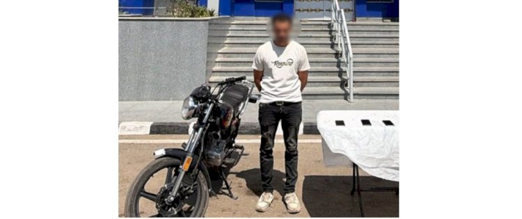 اتخاذ الاجراءات القانونية ضد فيديو قائد دراجة قام باختطاف موبايل طالبة بالقاهرة
