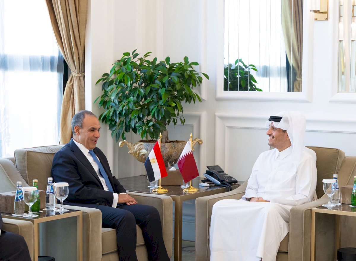 وزير الخارجية يلتقي نظيره القطري في الدوحة ويبحثان سبل تعزير العلاقات الثنائية