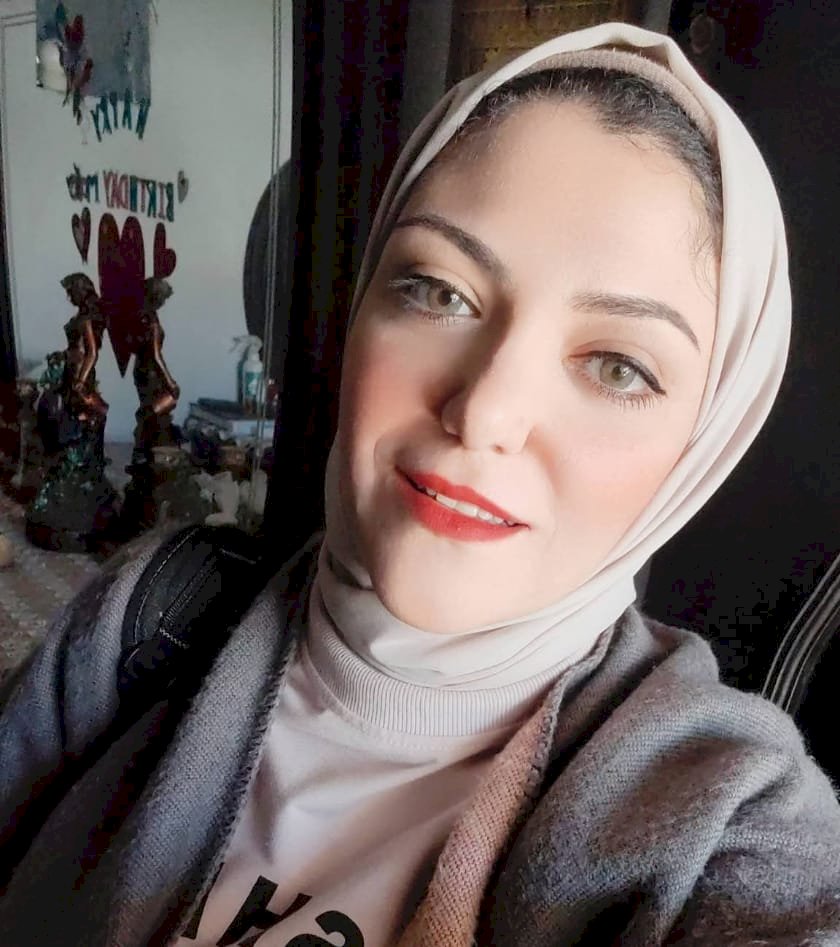لو حضني كان طايلك.. شعر  منى رؤوف