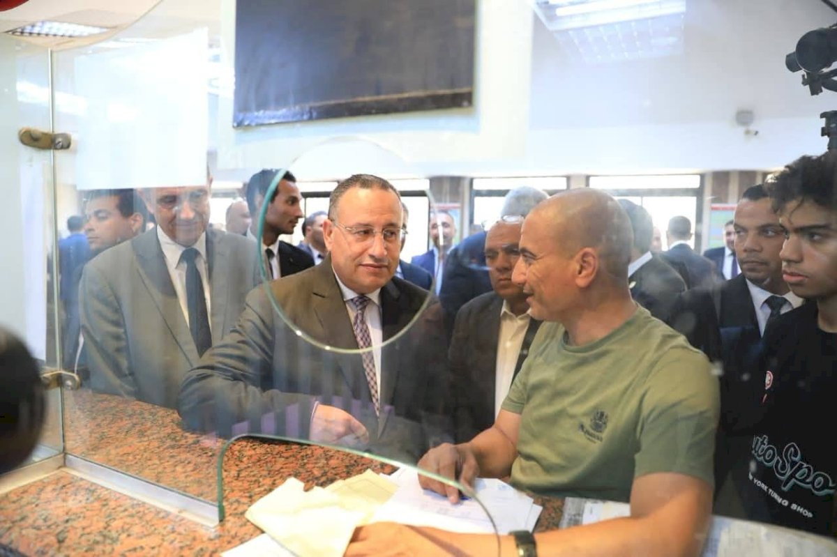 وزير التعليم العالي يتفقد مكتب تنسيق الثانوية العامة بجامعة القاهرة