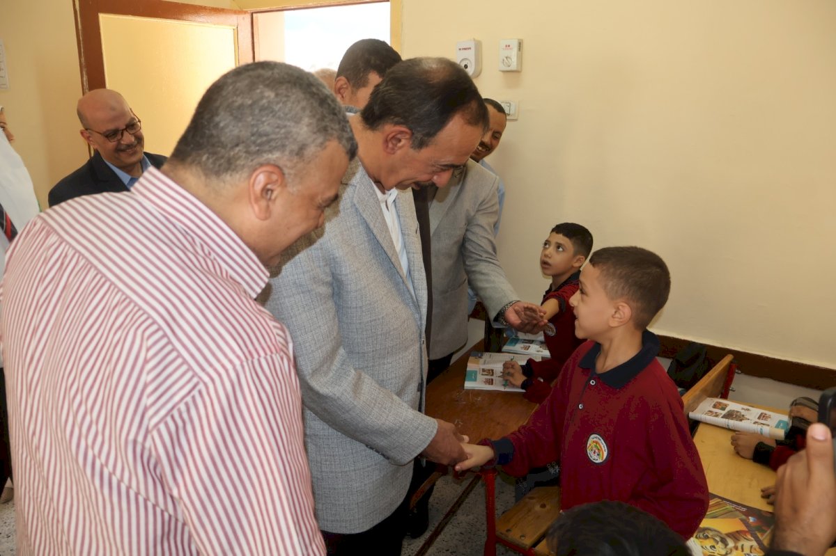 محافظ سوهاج يتفقد عددًا من المدارس مع بداية العام الدراسي الجديد