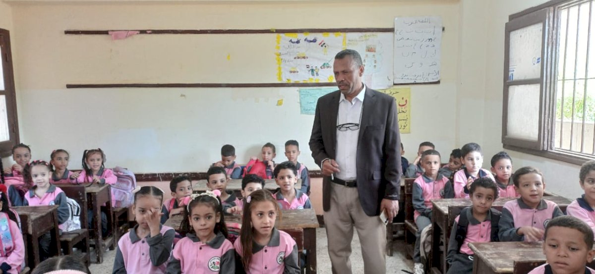 عبدالواحد يتفقد مدارس أبوتشت ويتابع انتظام الدراسة واستقبال الطلاب