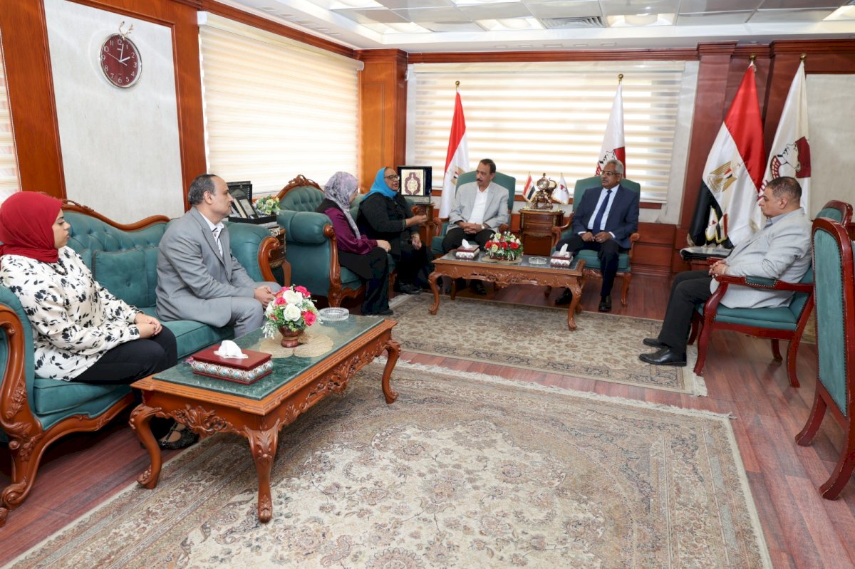 محافظ سوهاج يستقبل رئيس وحدة السكان بوزارة التنمية المحلية لبحث دعم جهود الوحدة بالمحافظة