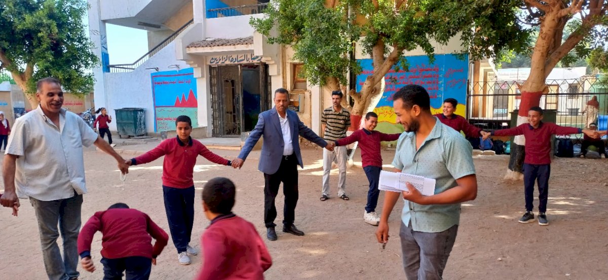 عبدالواحد يشارك الطلاب الأنشطة الرياضية خلال جولة ميدانية بمدارس أبوتشت
