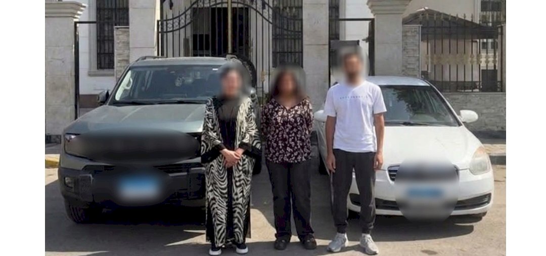 حقيقة فيديو قيام قائدة سيارة بالطرق على زجاج سيارة أثناء سيرها بالإسكندرية