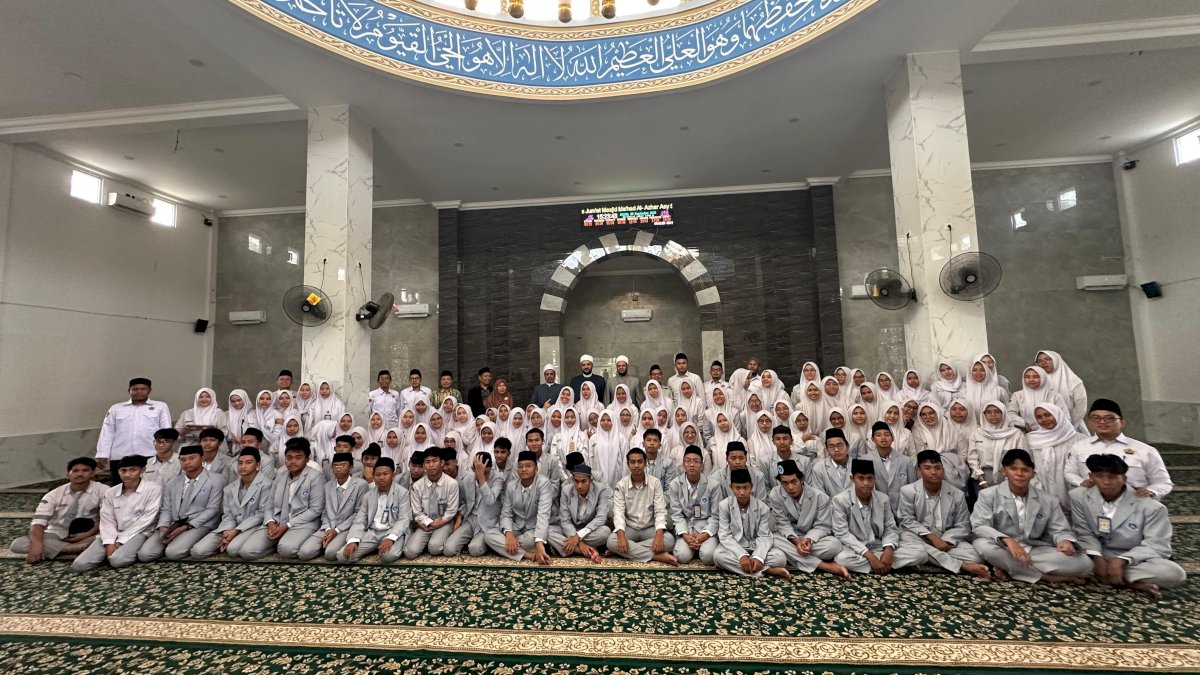 «نبوي» يزور مدرسة «استقلال» و«الأزهر الشريف الحكومي» بإندونيسيا على هامش مؤتمر «جاكرتا»