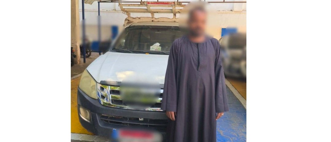 النيابة تحقق مع سائق لقيامه السماح للركاب بالجلوس أعلى الصندوق الخلفى للسيارة بالقاهرة