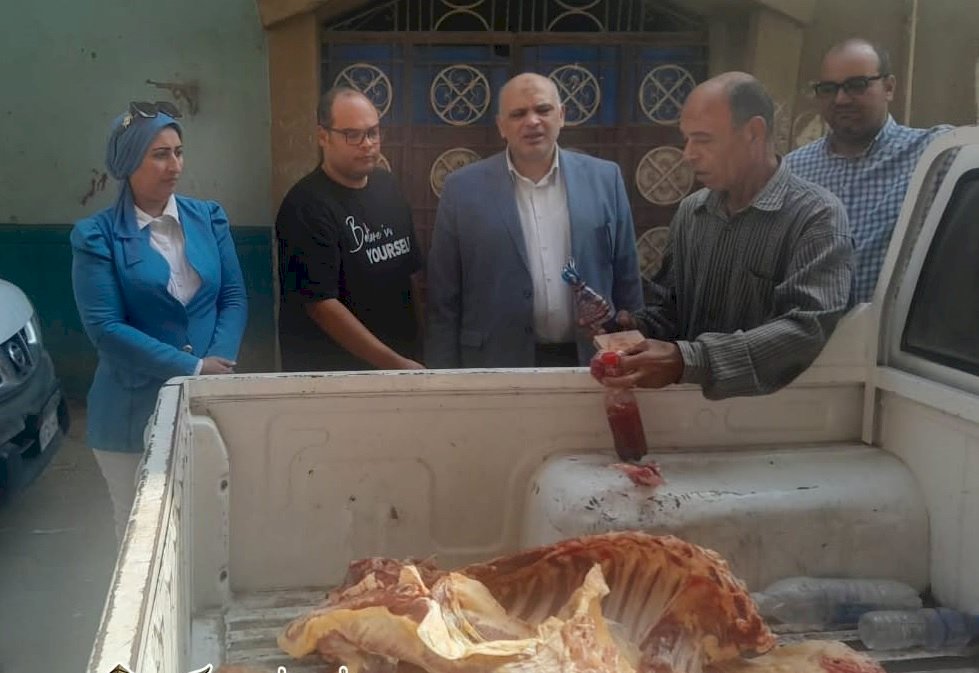 ضبط 300 كجم لحوم غير صالحة للاستهلاك داخل حظيرة مواشي ببني سويف