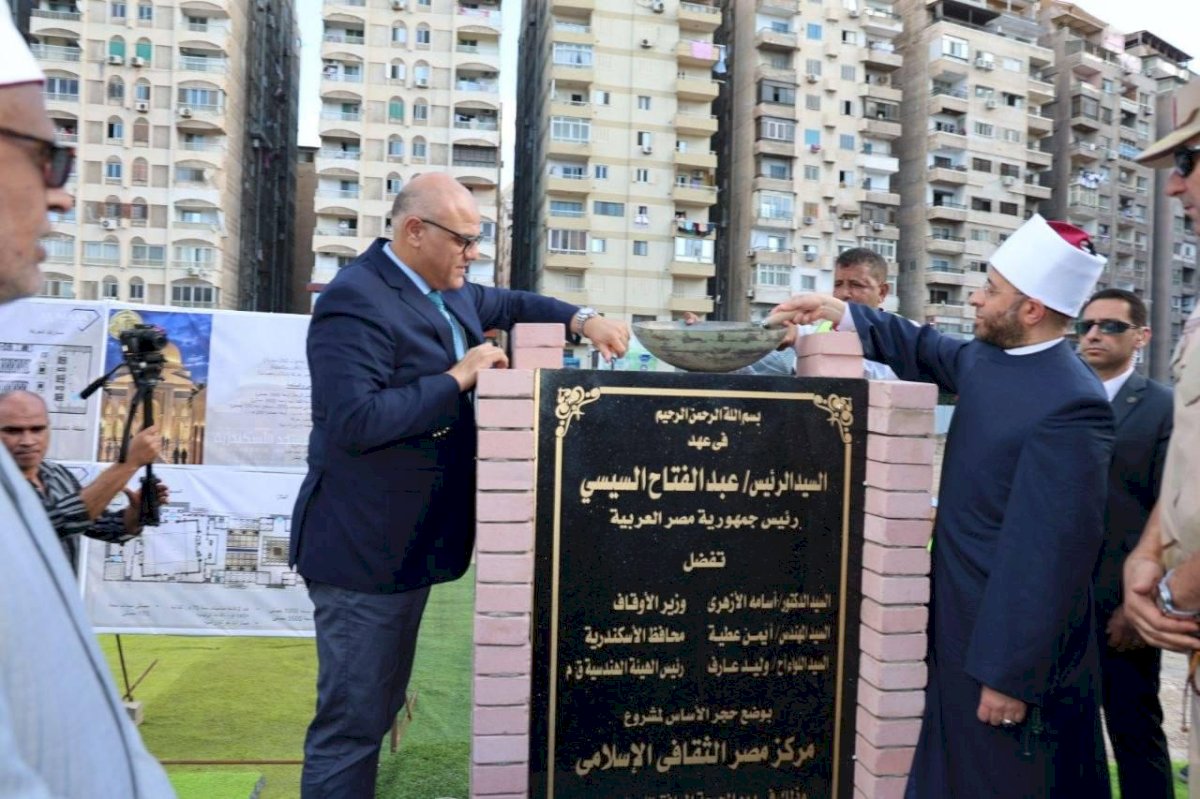 الازهري وعطية ورئيس الهيئة الهندسية للقوات المسلحة يضعون حجر الأساس للمسجد الجامع بسموحة