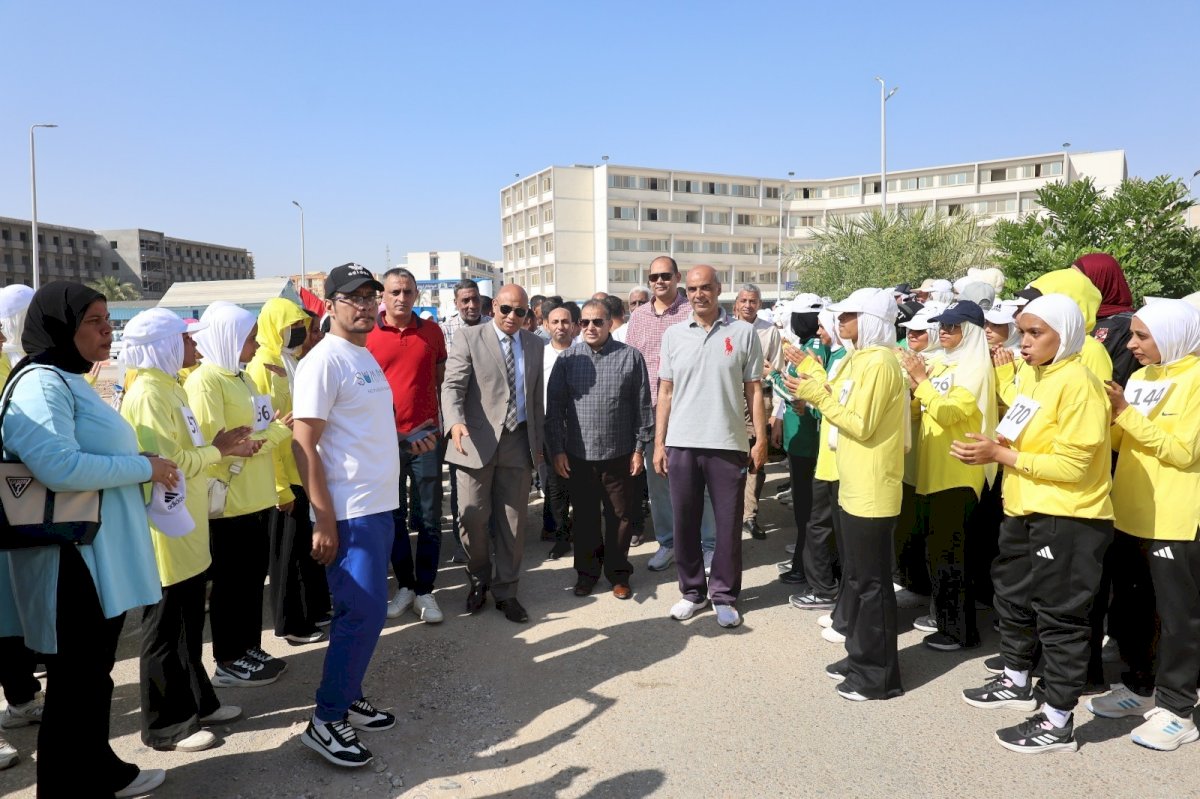 رئيس جامعة قنا يطلق إشارة بدء ماراثون الطلاب والطالبات